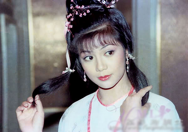 Năm 1980, Ông Mỹ Linh giành giải Á hậu 2 tại cuộc thi Hoa hậu Hoa Kiều tại Anh Quốc. Sau đó trở về Hồng Kông tham dự cuộc thi Hoa hậu Hồng Kông 1982 nhưng chỉ đứng thứ 8.